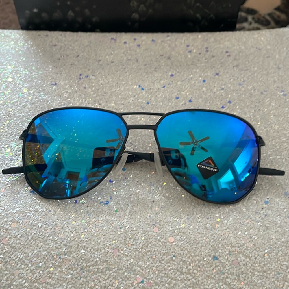 Oakley Sunglasses. Unisex.